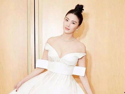 张雨绮成人礼视频完整,青春绽放，璀璨星光闪耀