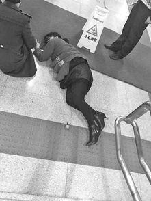 成人楼梯摔倒的视频