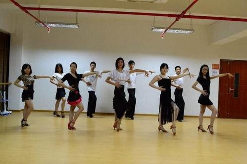 屯溪少年宫成人舞蹈视频,舞动青春，绽放魅力